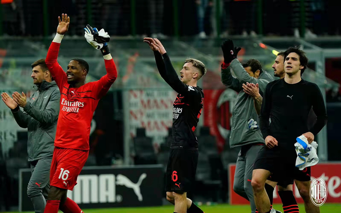 包含冲刺阶段意大利杯焦点战，洛杉矶湖人更衣室发声，媒体盛赞，团队化学反应显著的词条