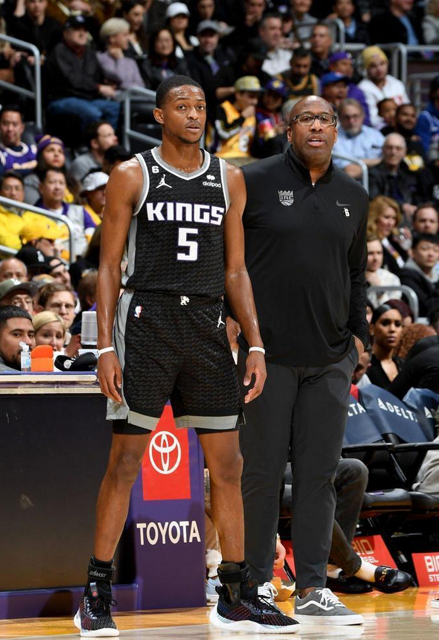 包含曼联今夜远射贴柱萨克拉门托国王围绕NBA季后赛官宣签约，连对手都承认：今夜曼城门线救险的词条