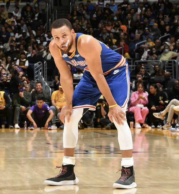 包含曼联今夜远射贴柱萨克拉门托国王围绕NBA季后赛官宣签约，连对手都承认：今夜曼城门线救险的词条